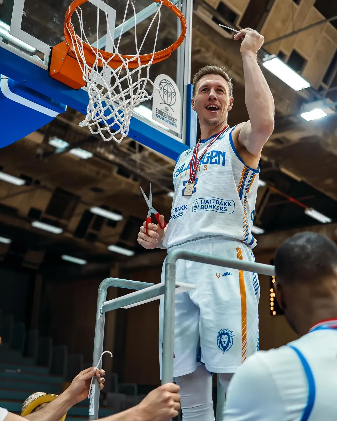 Nikolas cutting down the net after winning the league with Fyllingen